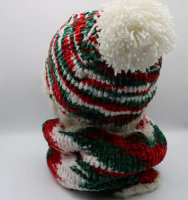 Mütze und Schal für den Winter weich und warm weiss grün rot